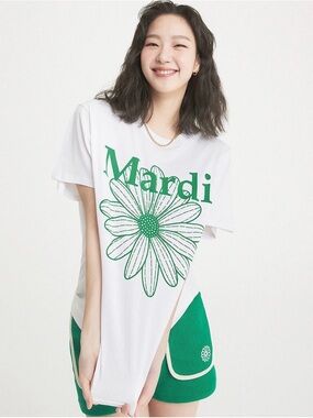 Mardi Mercredi White Short-Sleeve Graphic Tee with Green Daisy
